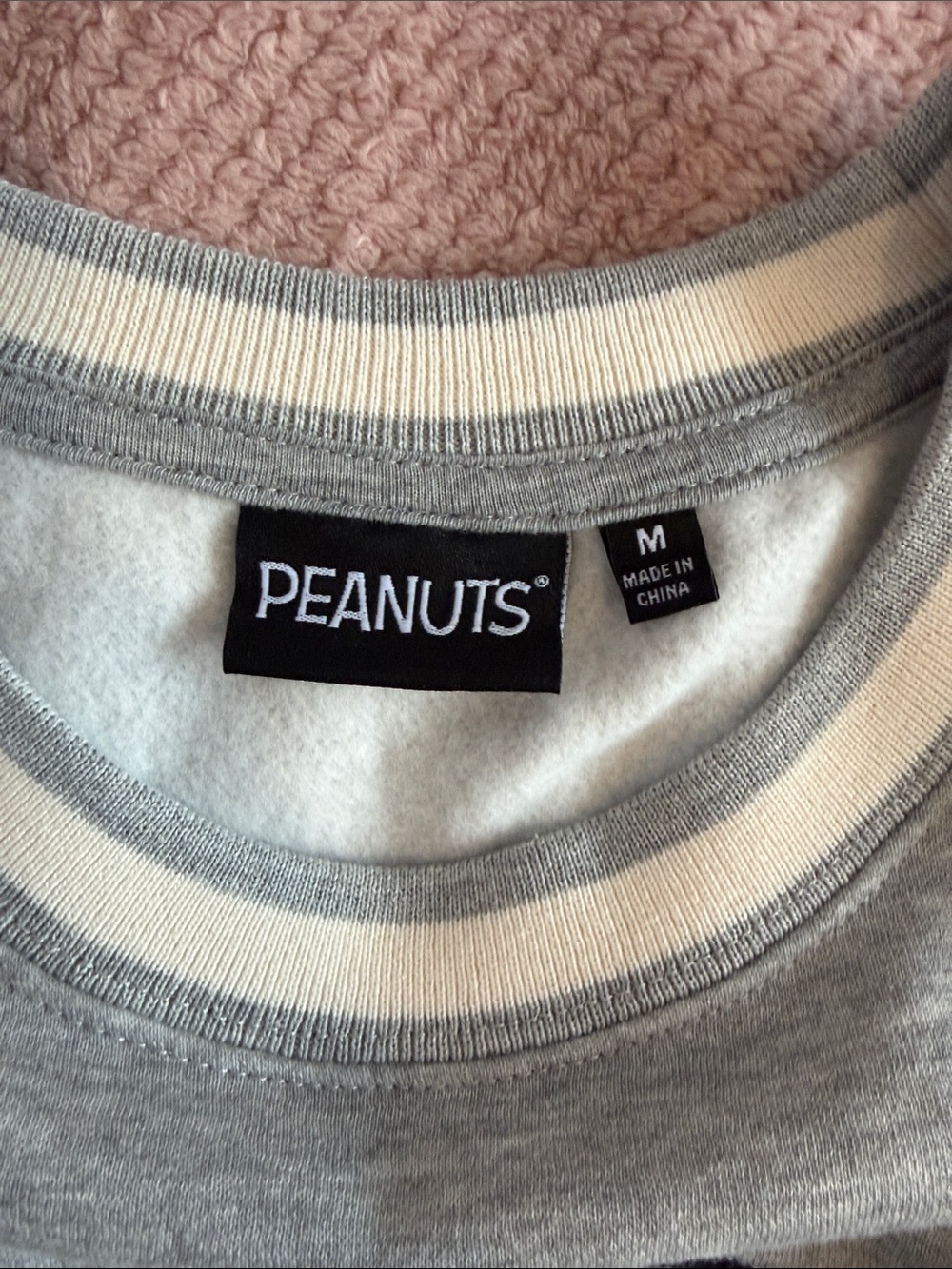 Peanuts Snoopy Crewneck Sweatshirt new condition size Medium - Picture 7 of 11